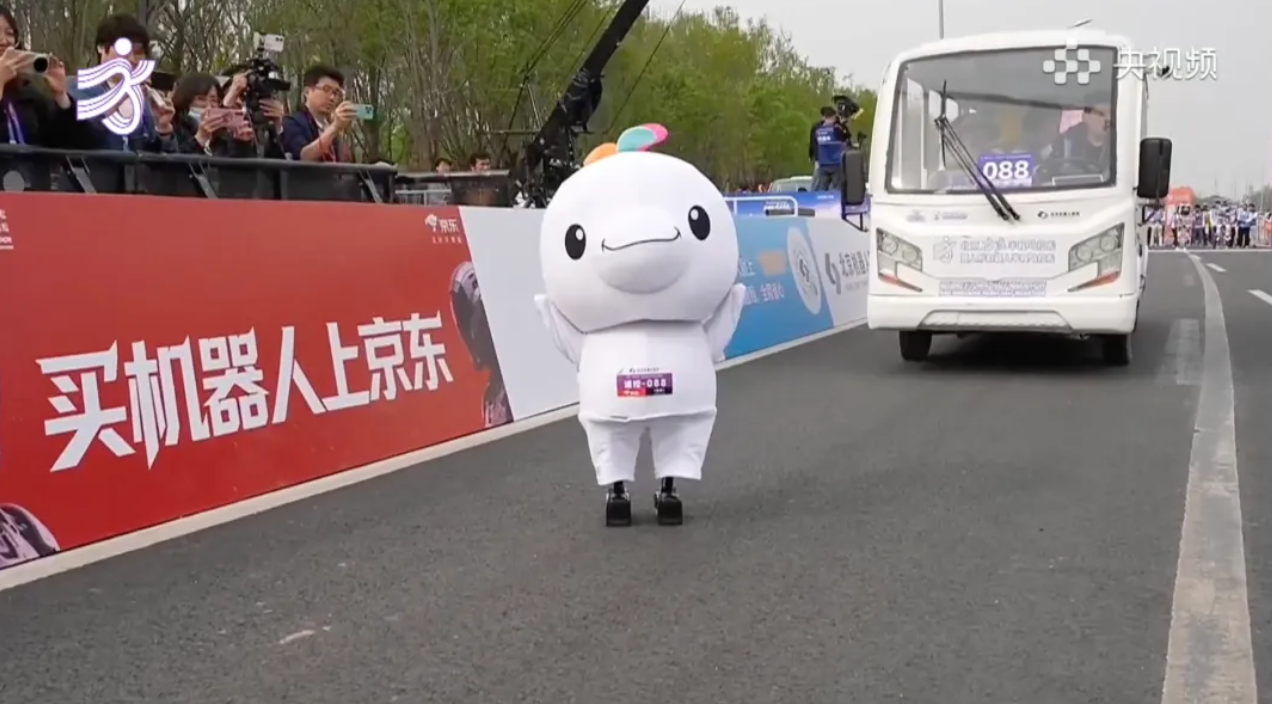 You are currently viewing 史上最萌垫底，2026机器人半马抽象大赏