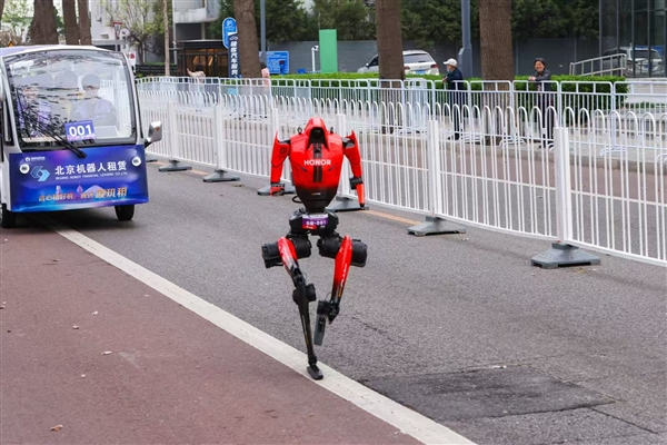 You are currently viewing 不用再遥控 人形机器人自主跑完马拉松比赛21公里 北斗立功