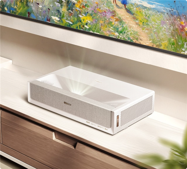 You are currently viewing 海信发布史上首款白色激光电视：灵感源自景德镇名瓷 体积缩小1/3