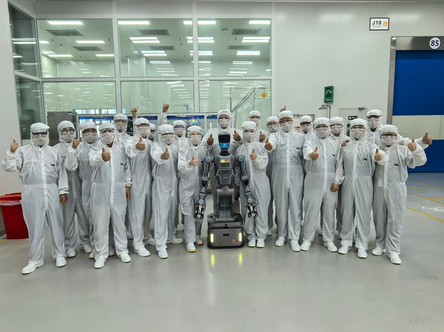 You are currently viewing 擎仓机器人30天极速部署欧莱雅产线，轻量化VLA范式突破