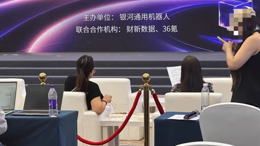 You are currently viewing WRC前夜，晚上10点，机器人和人都还没下班